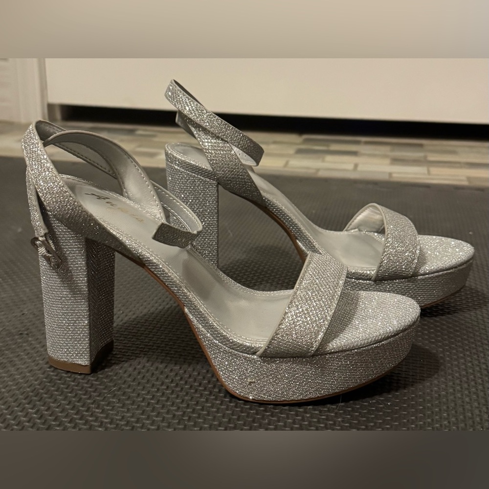 Ankis women’s Elegant Silver Platform chunky Heels.